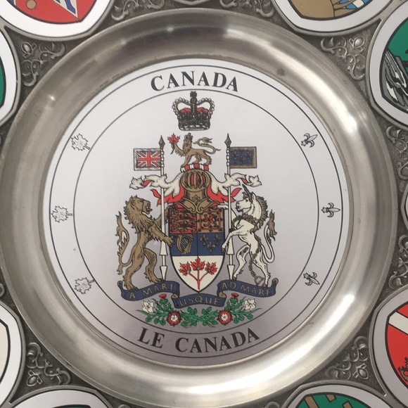 Vintage Collector's Plate Of Canada With Flags of The Canadian Provinces - Picture 4 of 17